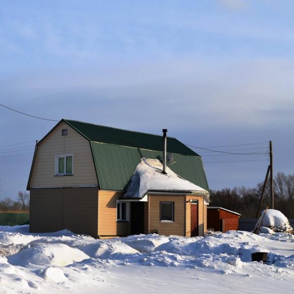 Фотография одного из домов для рыбалки в Новосибирской области в Сузуне