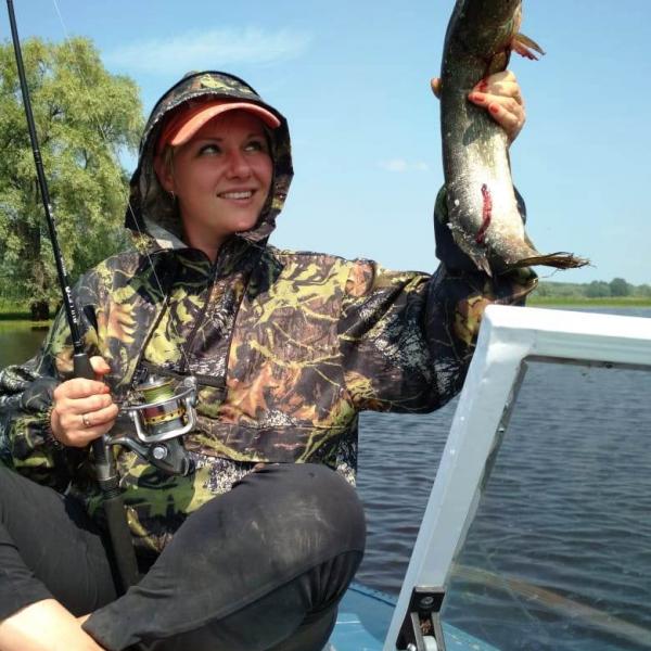 Рыбалка на Оби с лодки, девушка на рыбалке в Сузуне со щукой