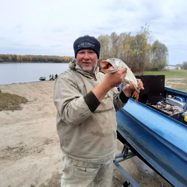 Рыбалка в Сузуне осенью и щука в руках рыбака