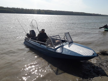Рыбак сидящий в лодке