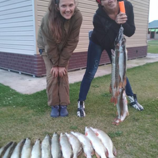 Девушки на рыбалке, показано сколько наловили