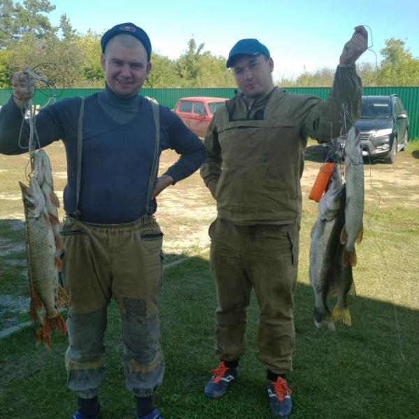 Результат рыбалки осенью:  вязанки щук