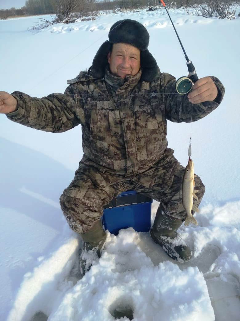 Рыбак на зимней рыбалке – полезные советы для успешного рыболова