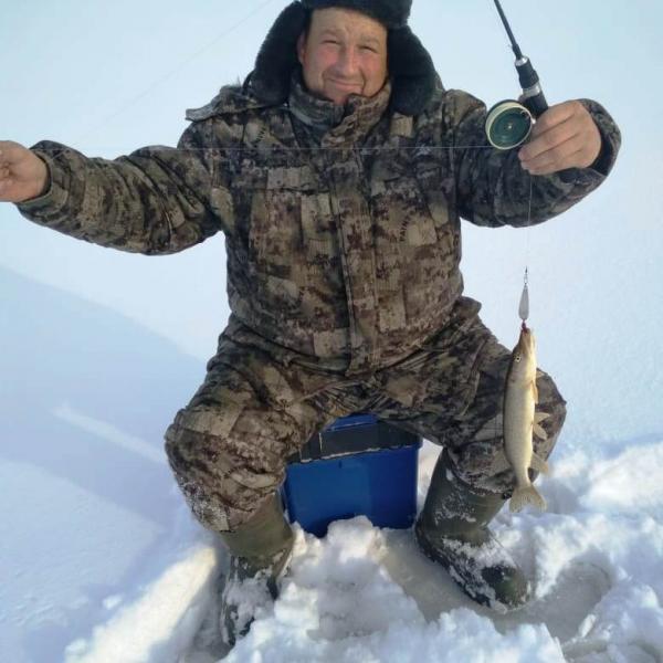 База рыбака в Новосибирске, рыбалка зимой, фото рыбака со щукой