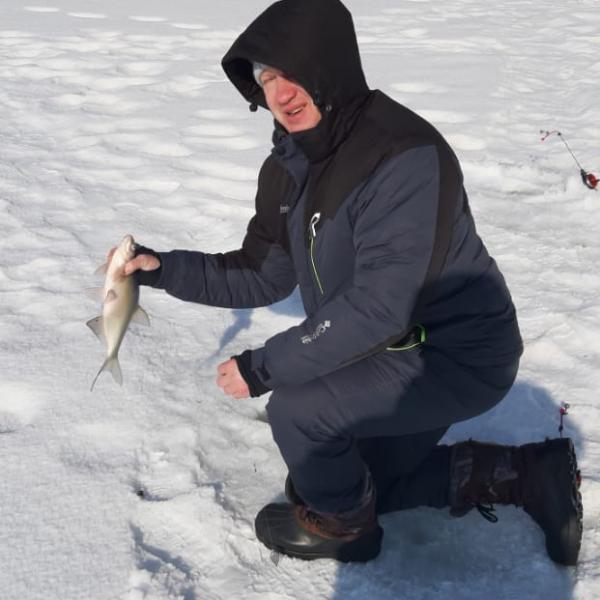 Рыбалка на протоках Оби весной 2019г, рыбак вытащил рыбу из лунки
