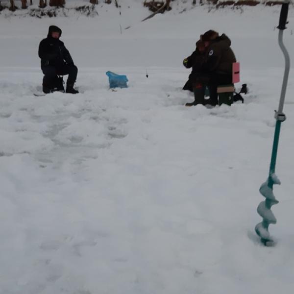 Зимняя рыбалка фото в январе, рыбаки сидя на льду, на реке.