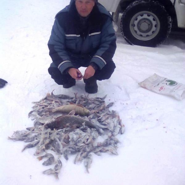 Фото рыбака и его улова на зимней рыбалке