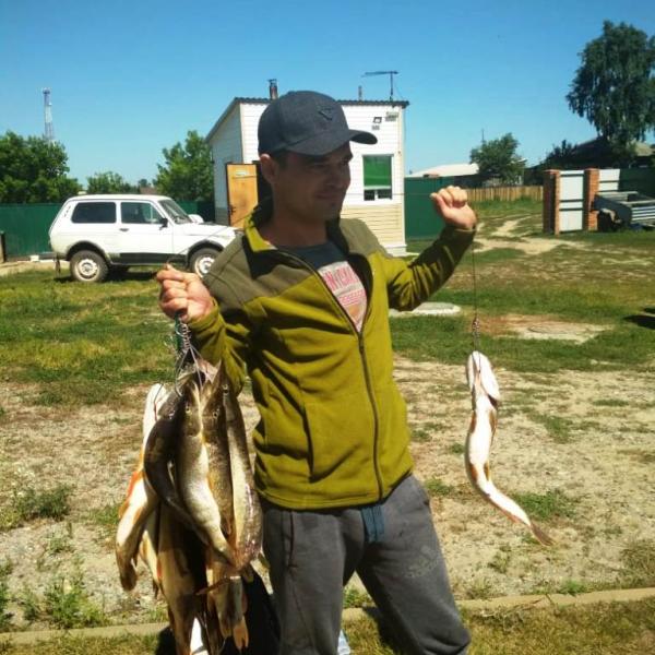 Результат платная рыбалка в Новосибирске щуки и довольный рыбак