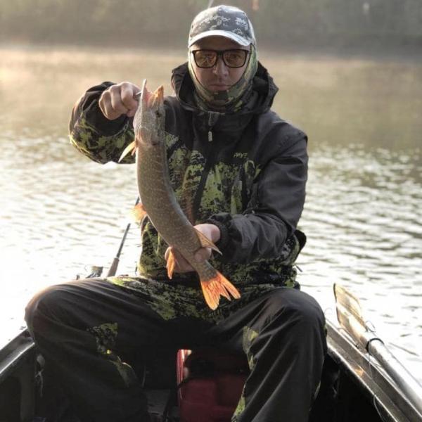 Рыбалка на Оби фото пойманной щуки с лодки
