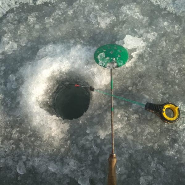 Зимняя рыбалка по первому льду, лунка, удочка, черпак