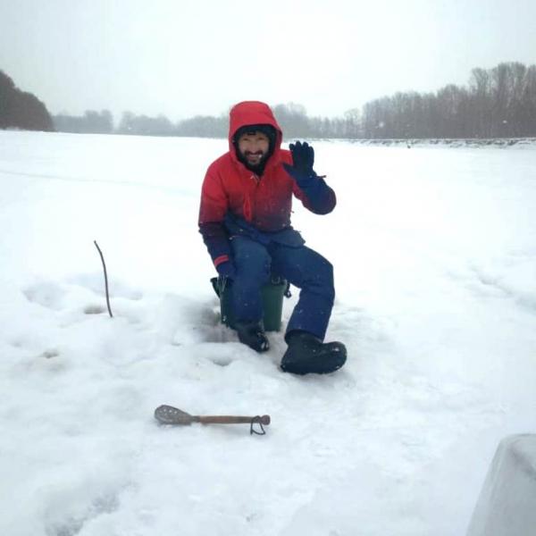 Фото рыбака во время ловли окуня зимой на льду