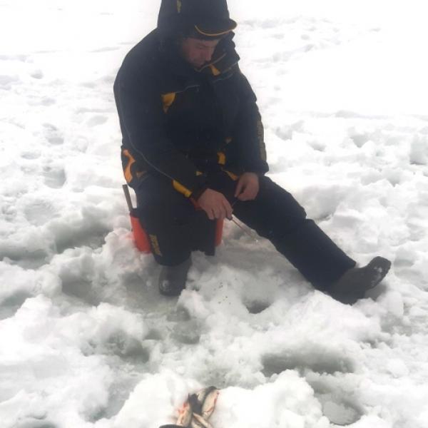 Зимняя рыбалка на льду 2021 в ожидании поклевки