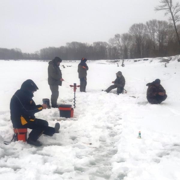 Зимняя рыбалка на льду на Оби