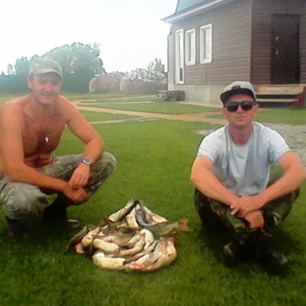 Нащи гости с уловом рыбы на газоне