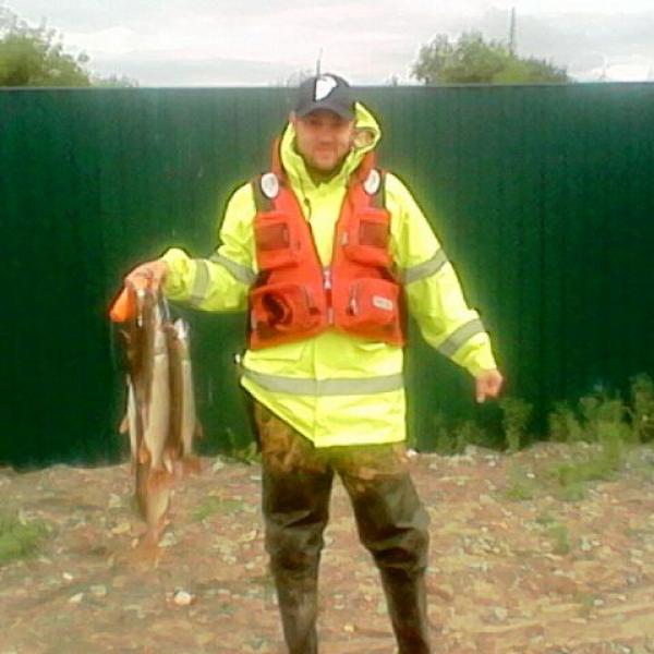 Довольный рыбак со щукой после рыбалки в Новосибирске от дома рыбака Кордон
