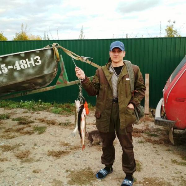 Фото рыбака и пойманных щук на Кордоне